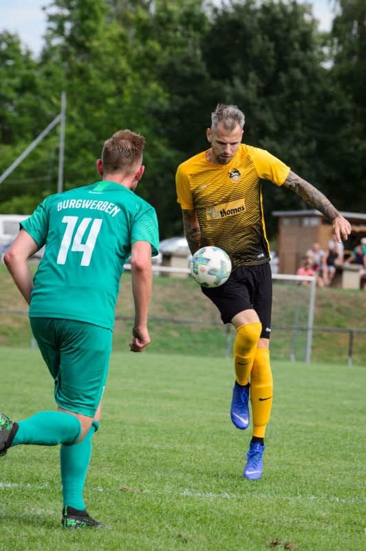 Karsten Chlebnicek (r.), Neuzugang aus Lützen, traf für die Mertendorfer zur 1:0-Führung.