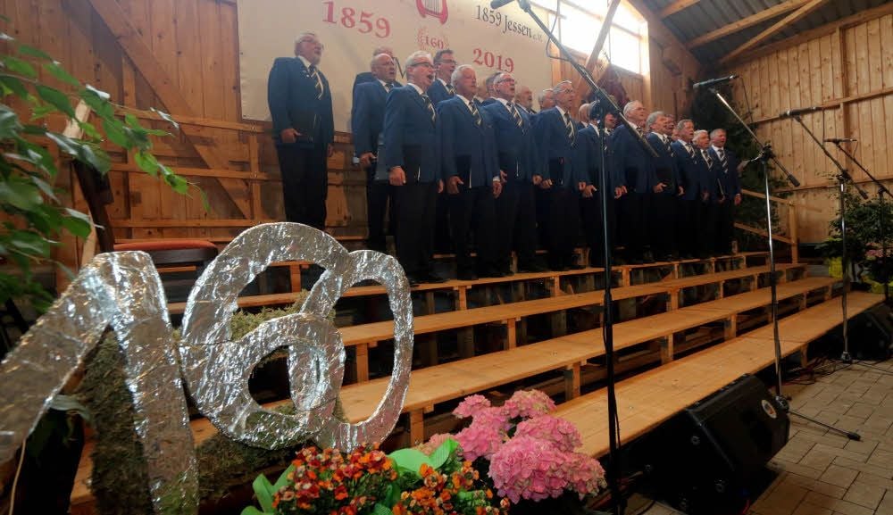 Der Jessener Männerchor unter der Leitung von Andreas Kampfhenkel freute sich über die vielen Gäste und sang natürlich selbst auch.