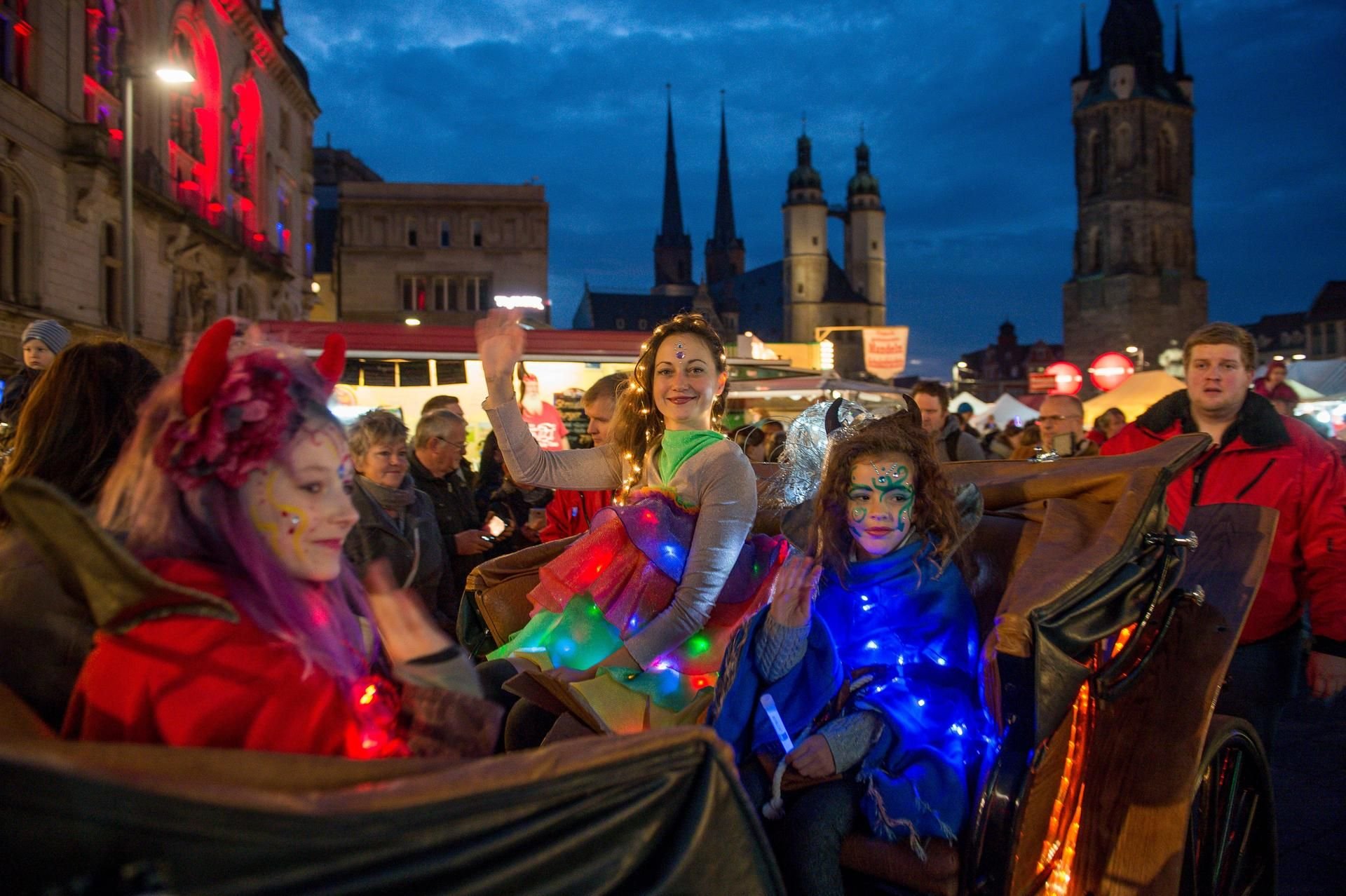 Lichterfest 2017 Halle (Saale) Laternenumzugs durch die City in Richtung Markt Lichterfee Laura I. zug mit Kindern und ihren Laternen vom Hauptbahnhof über den Riebeckplatz zum Markt.
