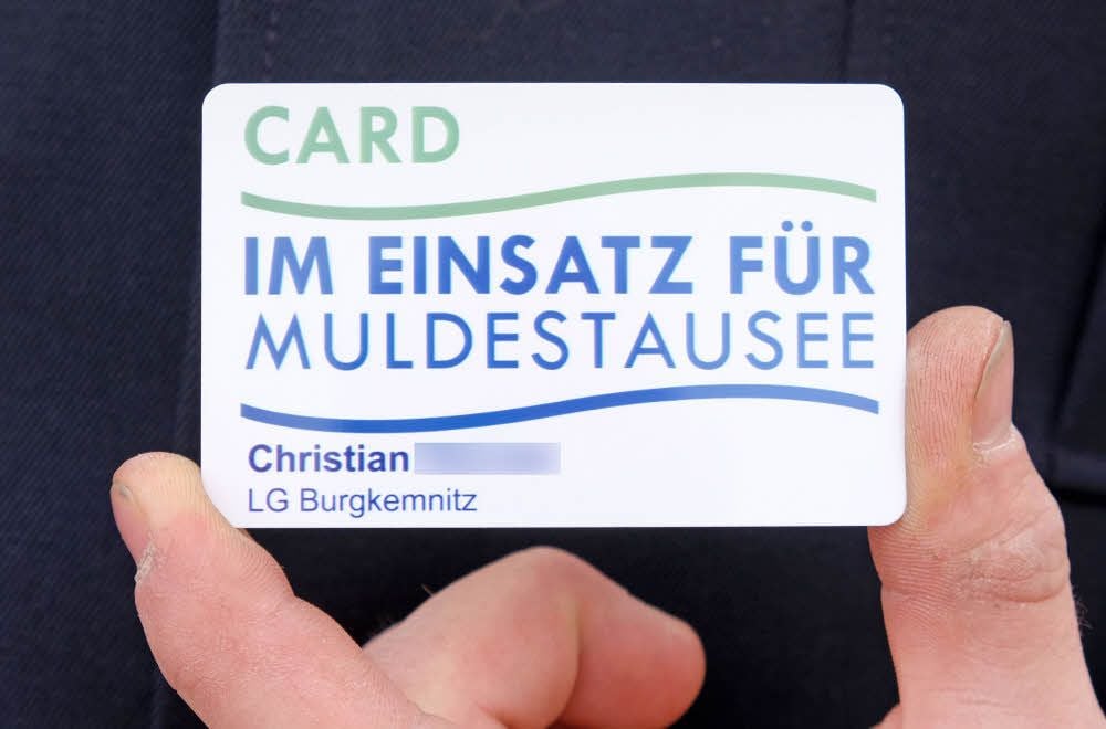 Die Karten sind mit Namen versehen und bringen den Helfern Rabatte.