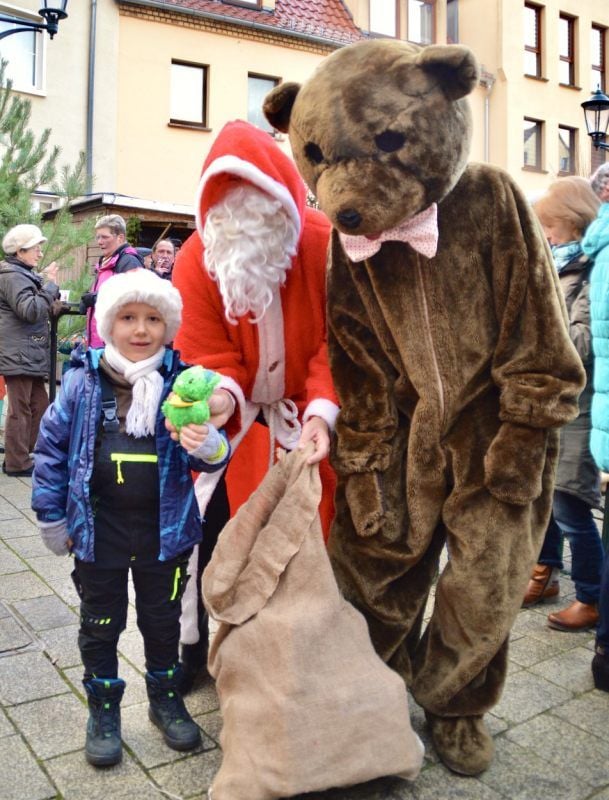 Nicht nur der Weihnachtsmann war ein Hingucker - viele Kinder rannten zu dem kuscheligen Braunbären, um ihn fest zu umarmen.