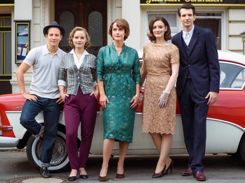 Die Schauspieler Trystan Pütter (l-r), Sonja Gerhardt, Claudia Michelsen, Maria Ehrich und Sabin Tambrea am Set der ZDF-Serie „Ku'damm 59”. Foto: Gregor Fischer