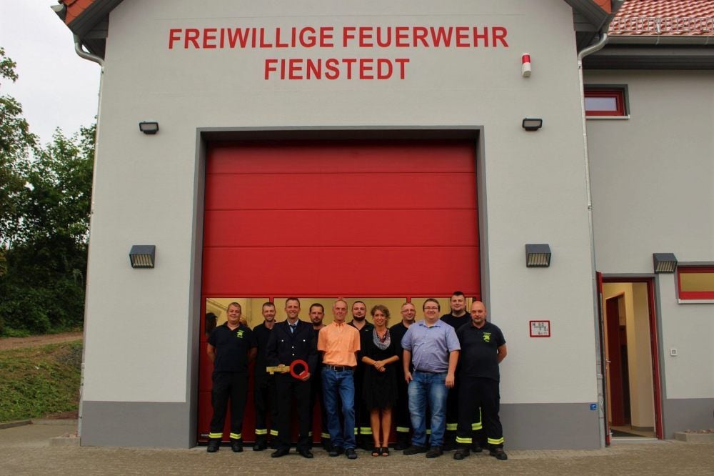 Die Feuerwehrleute in Fienstedt feiern die Schlüsselübergabe für ihr neues Haus.