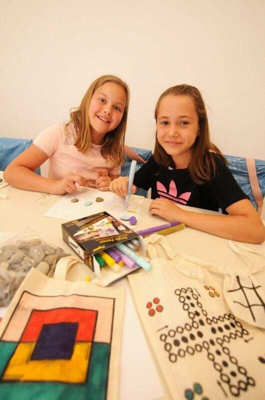 Jule Thomas (l.) und Lavinia Brandt basteln im „Ritz“ kleine Spiele wie Halma, Mühle oder Mensch-ärgere-dich-nicht.