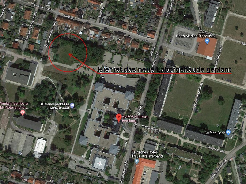 Das neue Laborgebäude wird auf einer bisher unbebauten Fläche hinter einem Wäldchen nahe der Tarnowskie-Gory-Straße in Bernburg errichtet.