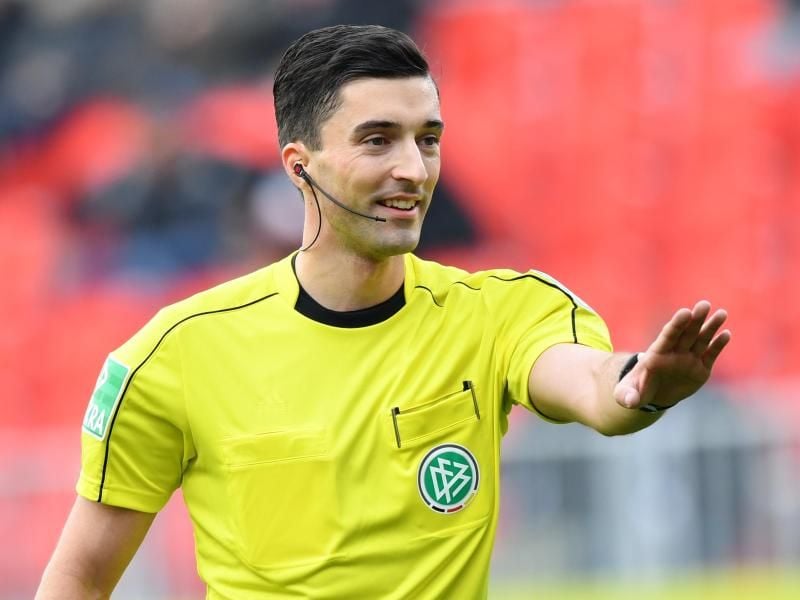 Pfeift bald in der ersten Liga: Schiedsrichter Florian Badstübner. Foto: Uwe Anspach/dpa