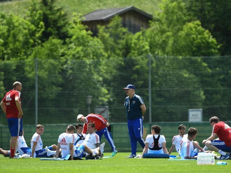 Russlands Nationaltrainer Stanislaw Tschertschessow (M) beim Training im Stubaital. Foto: Alexander Vilf