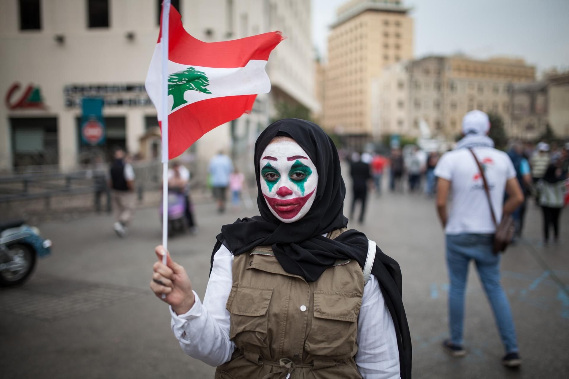 Die Farben der libanesichen Flagge im Joker-Stil.