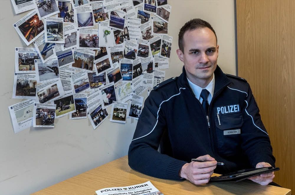 Sebastian Schultzik vor der „Tweet-Wand“ in seinem Büro bei der Polizeidirektion in Halle. Er betreut den Twitter-Kanal der Beamten.