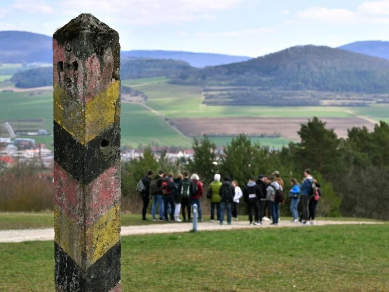 Schüler werden von Zeitzeugen entlang der Grenzrekonstruktionen in der Gedenkstätte Point Alpha geführt. Foto: Martin Schutt/Archiv