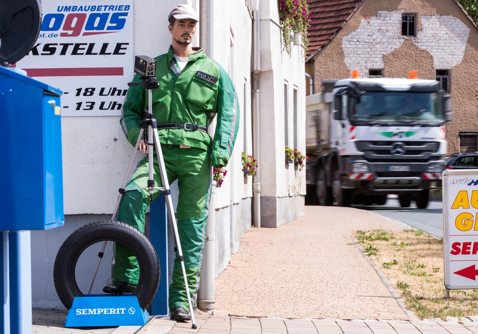 Eine Puppe in einer Polizeiuniform an der B2 in Großebersdorf