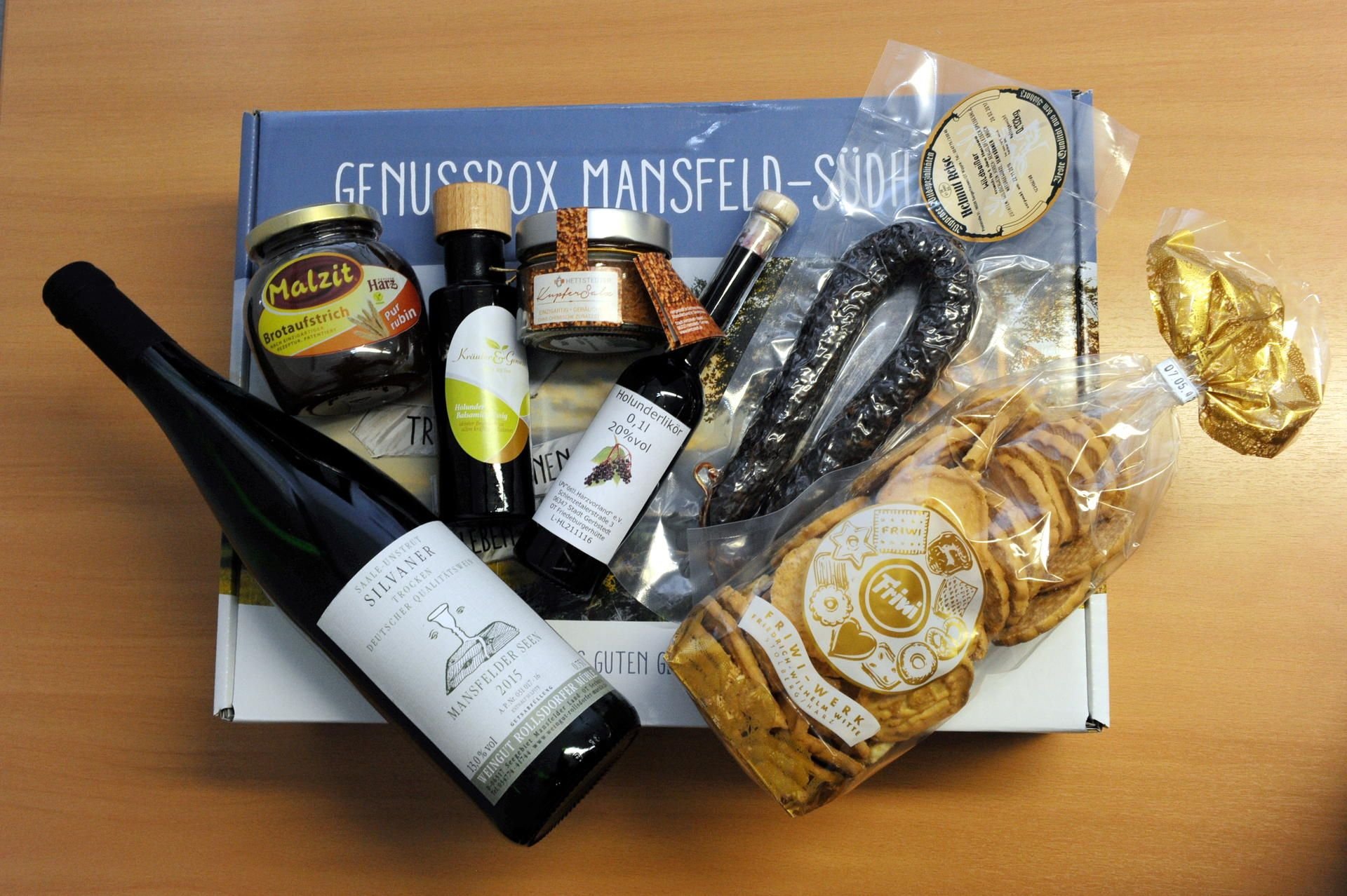 Genussbox aus Mansfeld-Südharz- Edle Produkte aus der Region werden bei der Lebenshilfe in Eisleben zu einem Päckchen zusammengepackt.