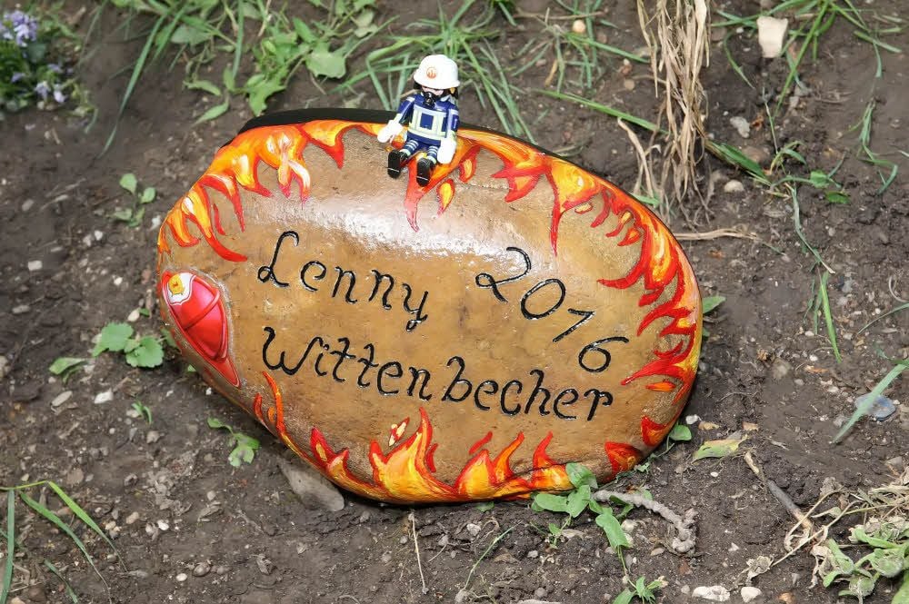 Mit Flammen verziert.