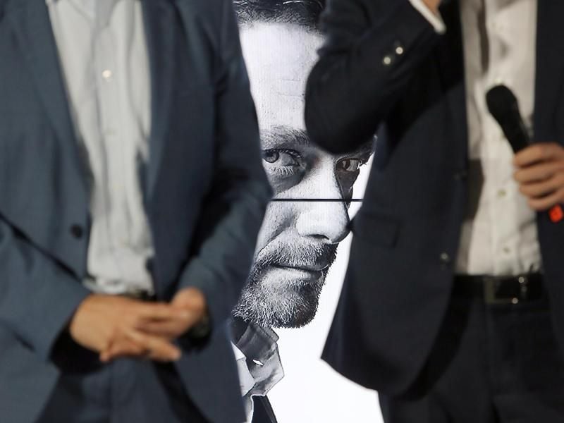 Aus dem Hintergrund von einem Plakat mit dem Bild von Parteichef Lindner beobachtet, hat die FDP in Berlin ihr Wahlprogramm vorgestellt. Foto: Wolfgang Kumm