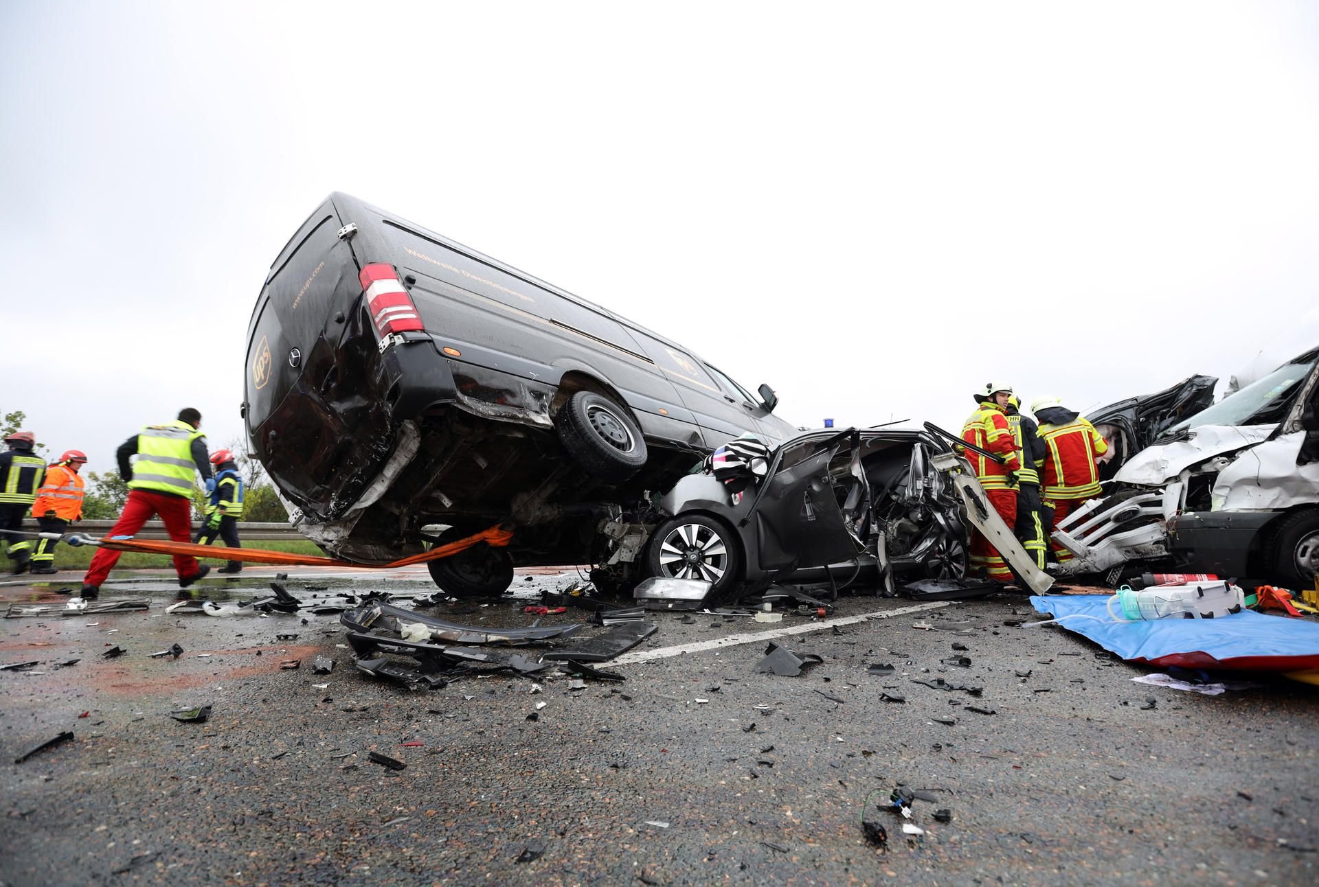 Hermsdorf: Rettungskräfte sind an der Unfallstelle auf der Autobahn 4 im Einsatz.