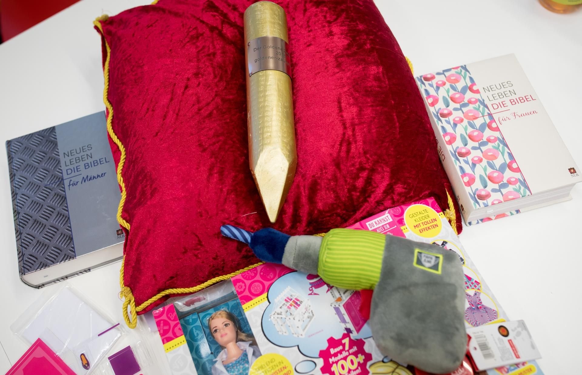 Produkte liegen während der Pressekonferenz vor der Verleihung des «Goldenen Zaunpfahls» auf einem Tisch. Die Auszeichnung ist ein Negativpreis für absurdes Gendermarketing.