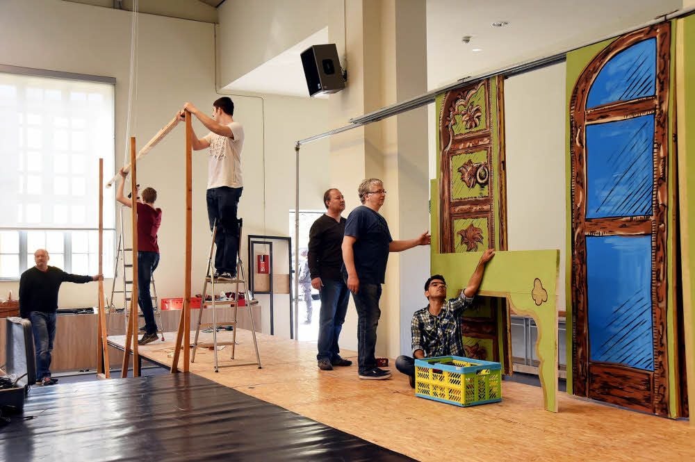 Zahlreiche freiwillige Helfer bauen in den Klinkerhallen die Bühne auf.