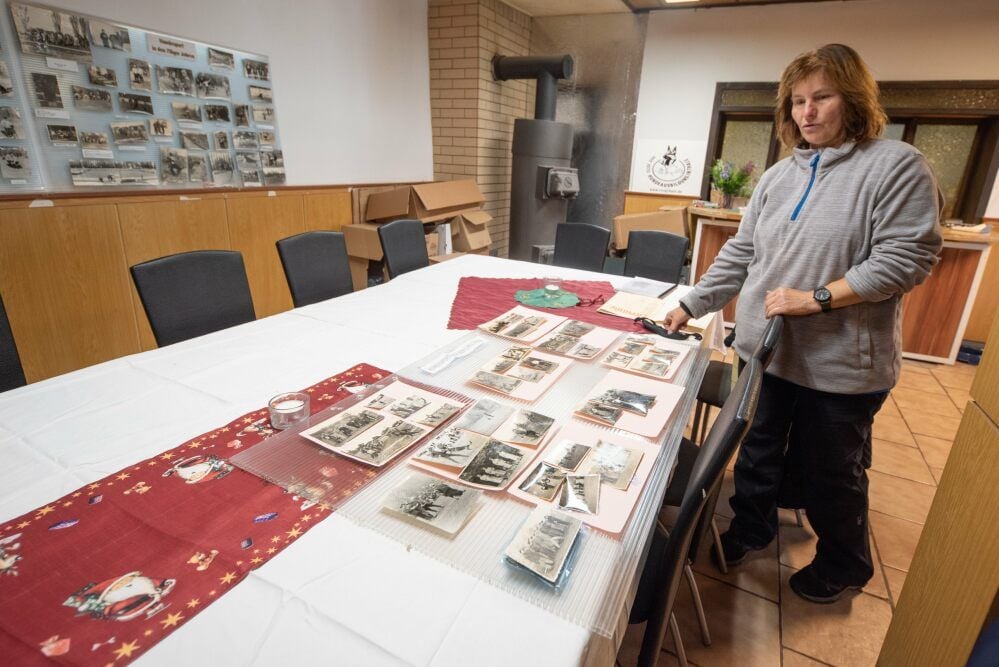 Petra Langer bringt Ordnung in Fotos, die die Vereinstätigkeit in den Vierziger- und Fünfzigerjahren bezeugen. Ihr Verein ist aber noch älter.