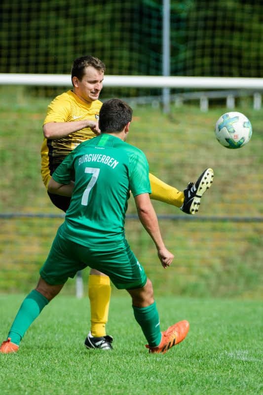 Mertendorfs Thomas Wichert (l.) ist hier vor Tom Schwabe am Ball.