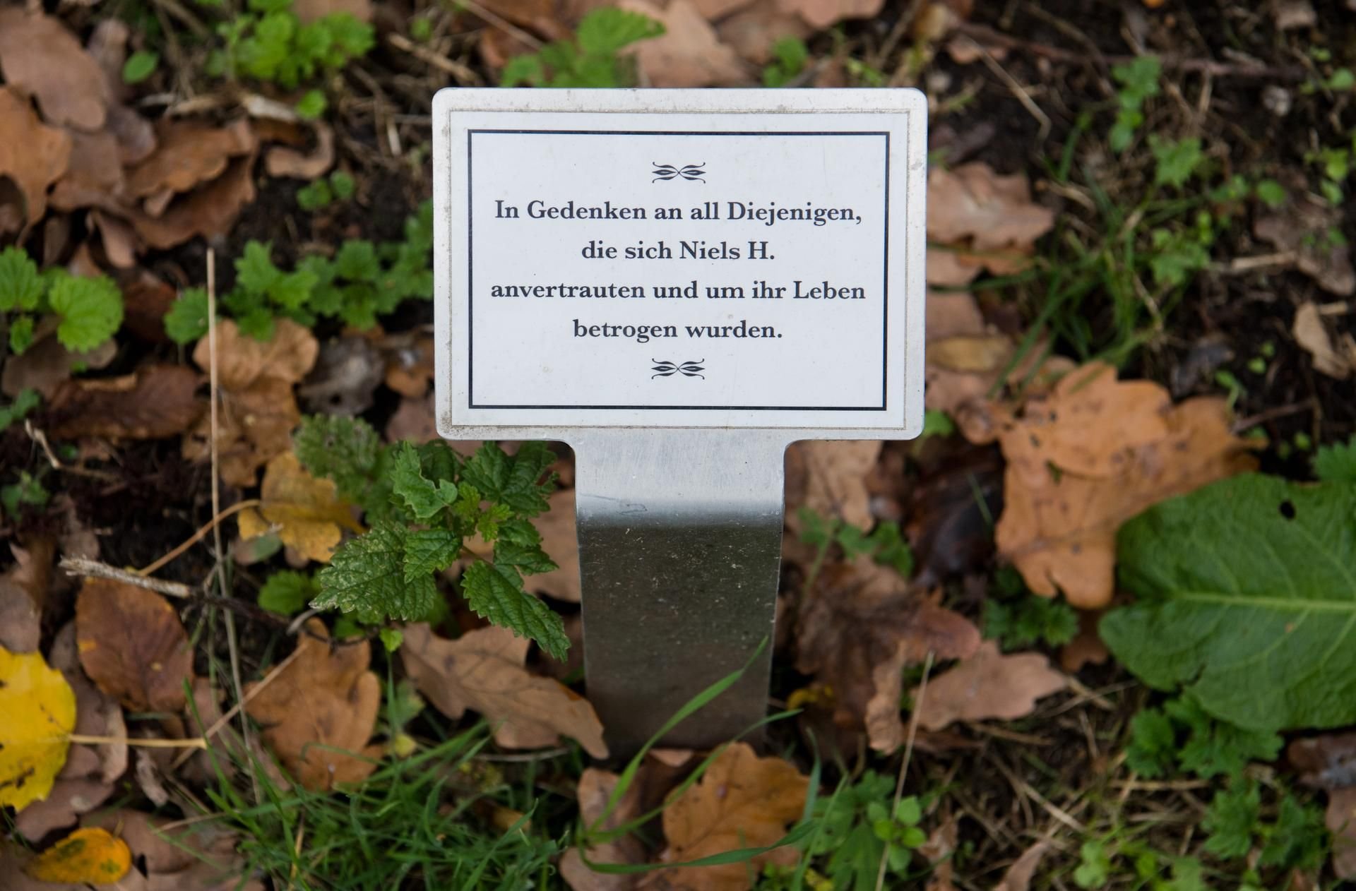 Eine Gedenktafel für Opfer des Krankenpflegers Niels Högel in Delmenhorst in Niedersachsen