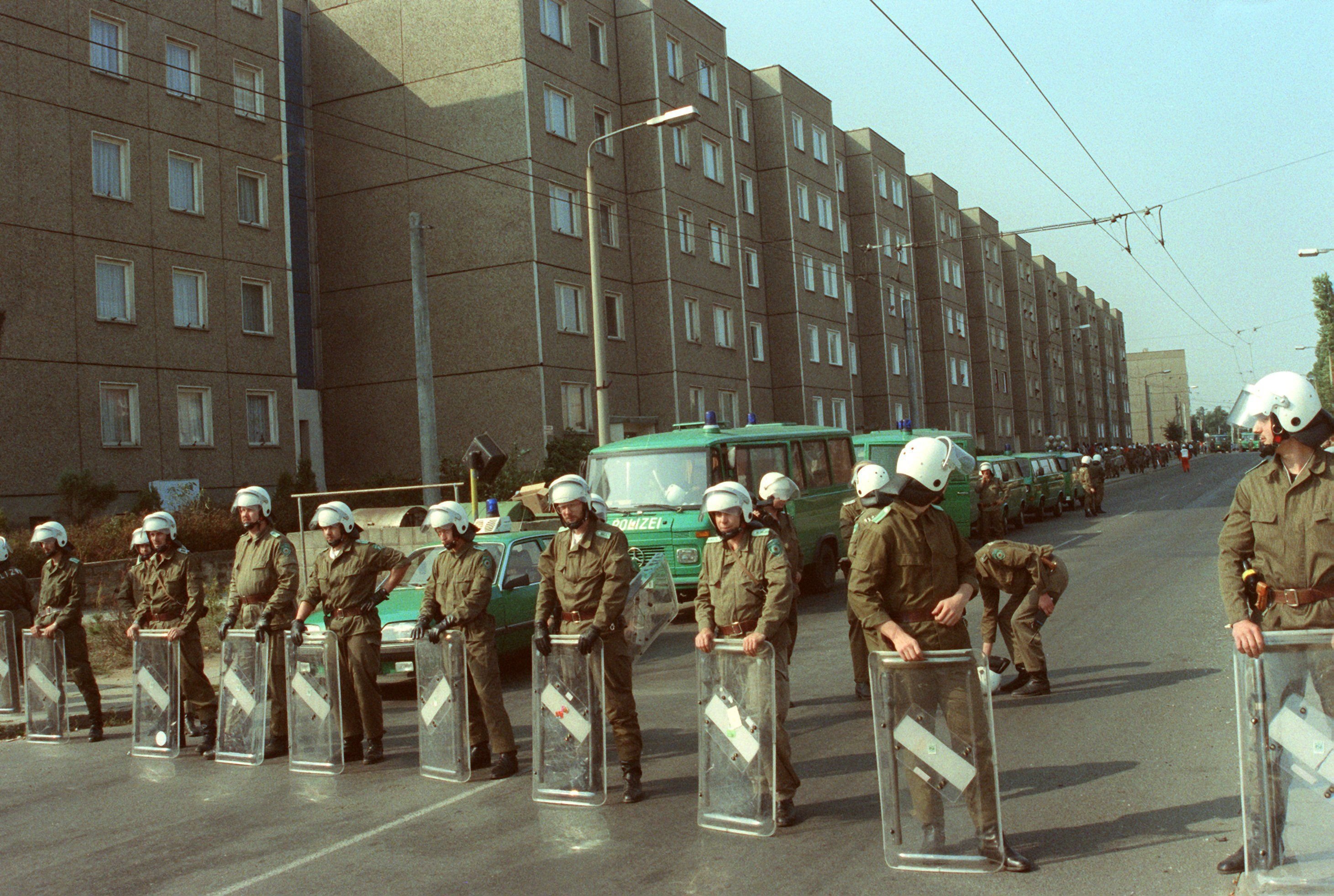 Polizeikräfte blockieren am 23.09.1991 Straßen in Hoyerswerda.