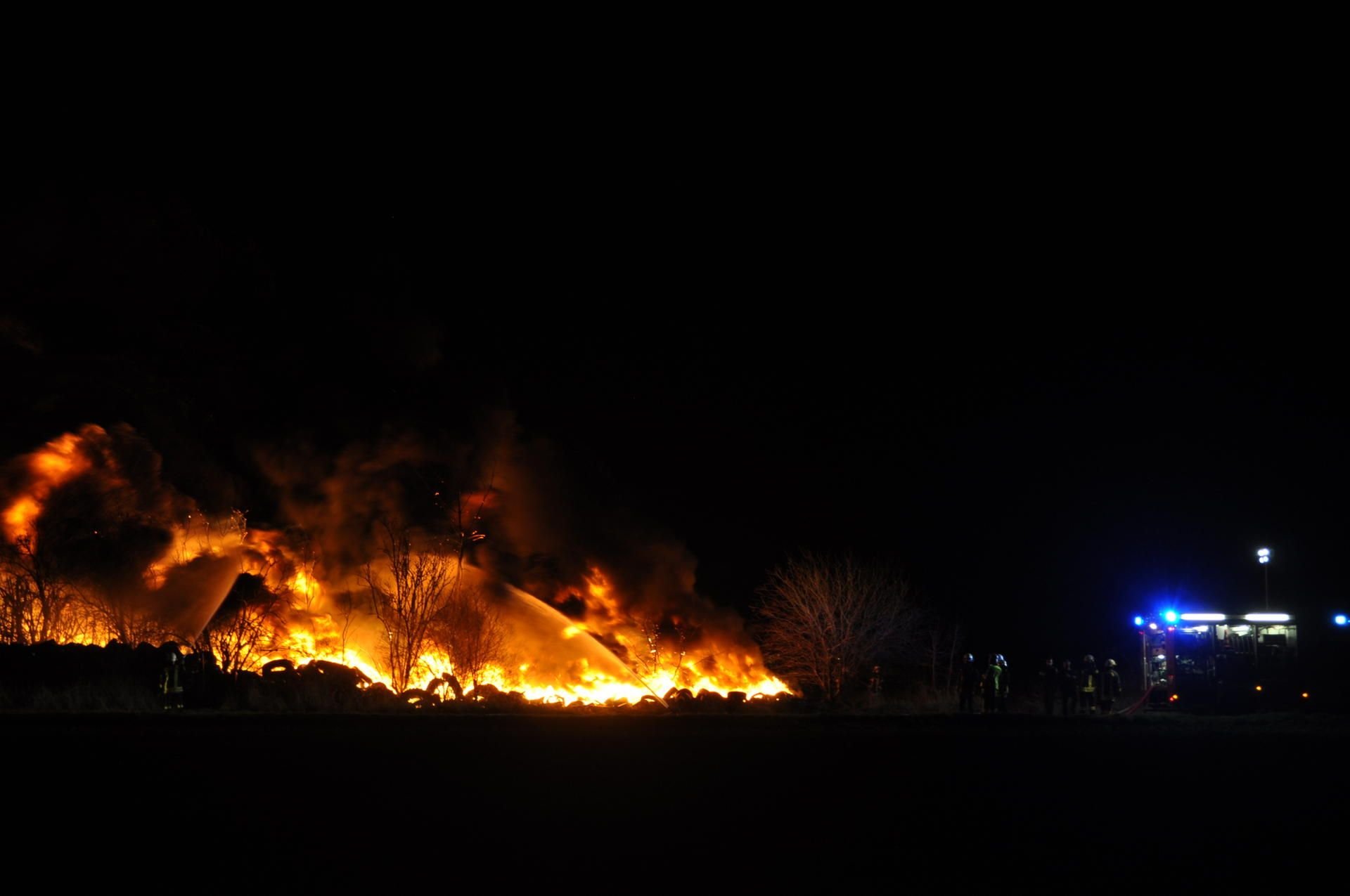 Feuer in der Nacht von Freitag auf Samstag in Borau - Tiefweiden. Dort soll ein Reifenlager Feuer gefangen haben.