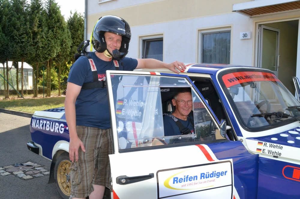 Erik Wehle zeigt den wichtigen Schutzhelm, während es sich sein Vater Richard Wehle auf dem Platz des Co-Piloten gemütlich gemacht hat.
