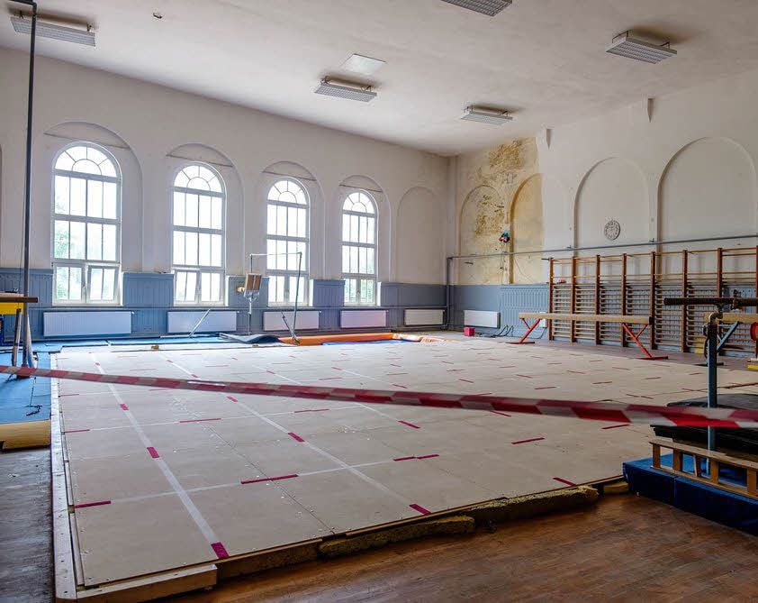 Die große Halle ist das Herzstück der Turnhalle Elbhafen, die länger als ein Jahr saniert wurde.