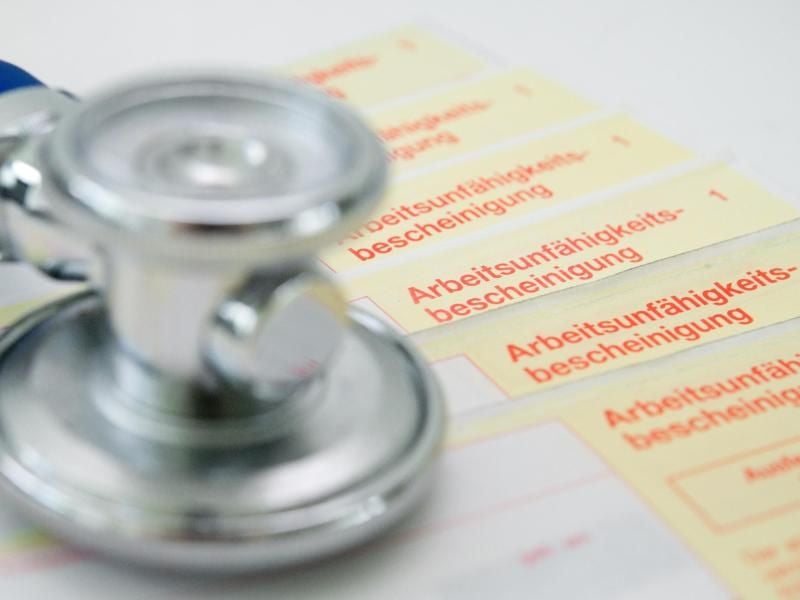 Die Arbeitsunfähigkeit muss nicht erneut von dem behandelnden Vertragsarzt festgestellt werden, damit Patienten weiterhin einen Anspruch auf Krankengeld haben. Foto: Franziska Gabbert