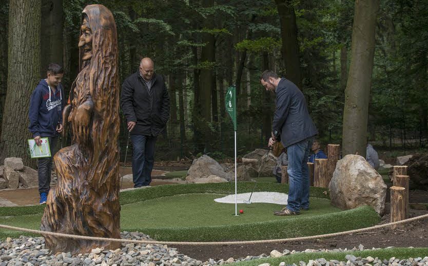 Der Adventure-Golfplatz - eine 18-Loch-Anlage - passt sich der Natur an.