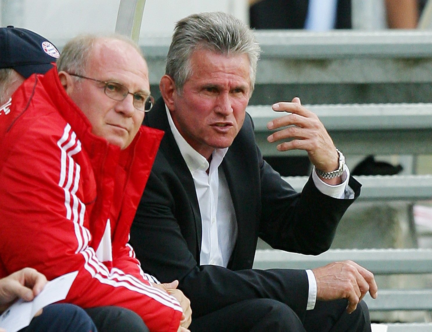 Jupp Heynckes (r) sitzt neben Uli Hoeneß auf der Trainerbank während der Bundesliga-Partie gegen 1899 Hoffenheim in der Rhein-Neckar-Arena in Sinsheim.