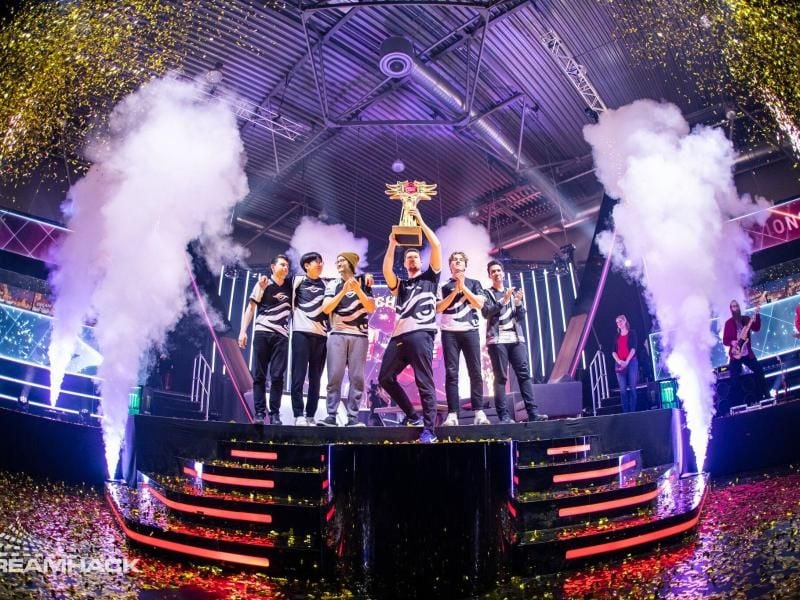 Die glücklichen Gewinner: Team Secret sind die Champions von Leipzig. Die fünf Dota-2-Spieler holten sich Pokal und Titel der Dreamleague Season 13. Foto: Adela Sznajder/Dreamhack/dpa