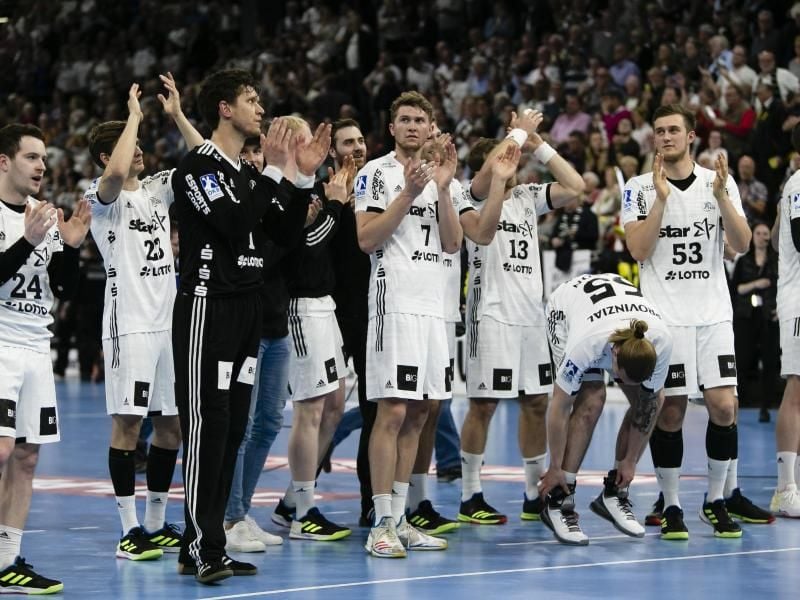 Die Spieler des THW Kiel feiern nach dem knappen 20:18 gegen Flensburg. Foto: Frank Molter