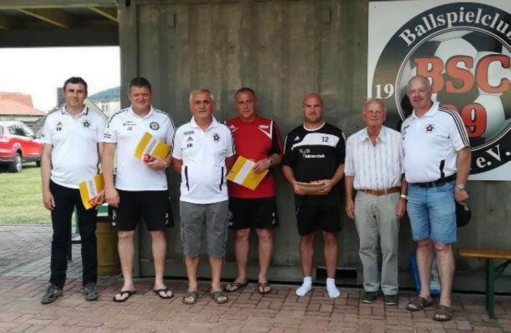 Verdiente BSC-Mitglieder sind zum Jubiläumsfest ausgezeichnet worden: Ralf Nohl (v.l.), Jörg Jose, Rainer Borschke, Heiko Kreitel, Ronny Starch, Lothar Pietsch (Kreisfachverband Fußball) und Steffen Klinkert.