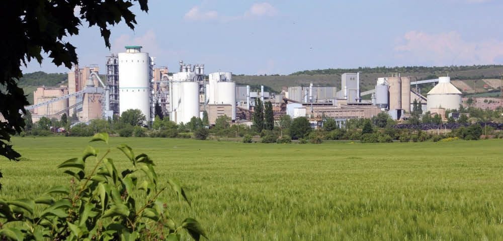 Die Übernahme des Karsdorfer Opterra-Zementwerkes mit seinen 235 Mitarbeitern durch den Konkurrenten Schwenk verzögert sich weiter.