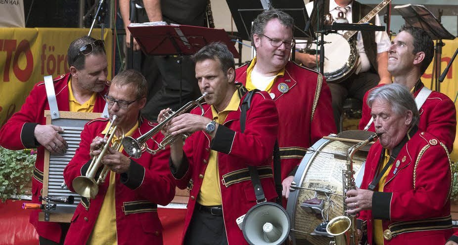 Die „Red Jacket Jazz Band“ aus den Niederlanden spielt beim Eröffnungskonzert auf dem Marktkirchhof.