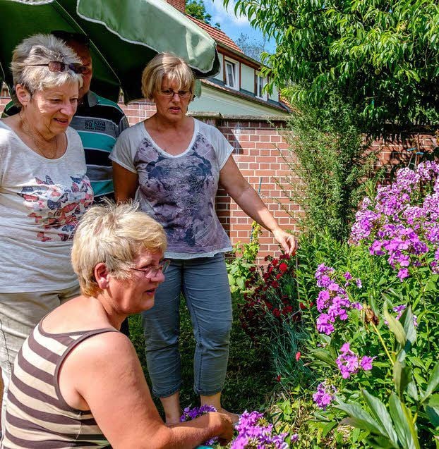 Elona Schlüter (linkes Bild, vorn) und Günter Retzke (rechts) teilen ihre Freude am Garten mit Gästen.