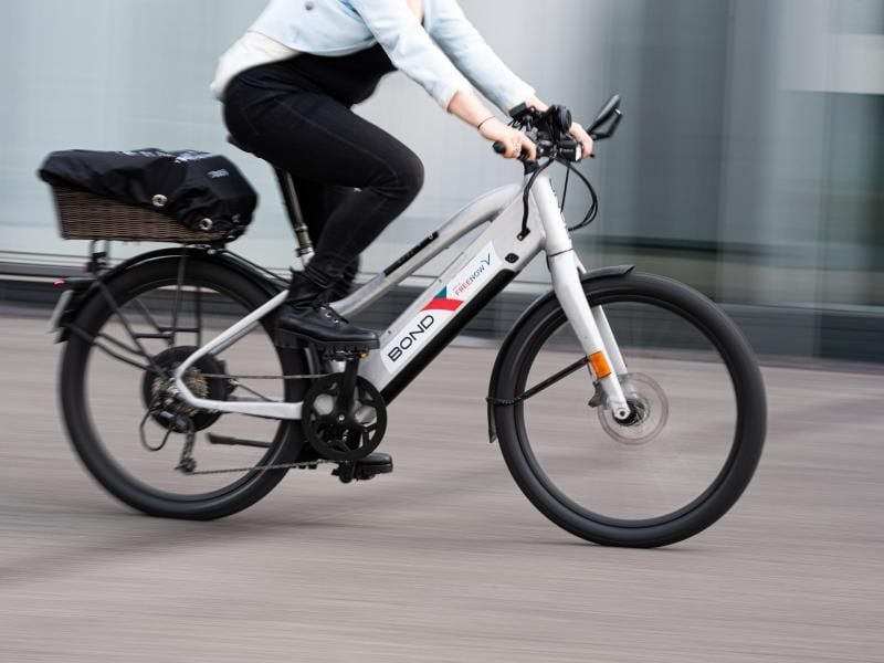 Eine Frau fährt auf einem E-Bike der Firma Bond Mobility. Foto: Daniel Reinhardt/dpa