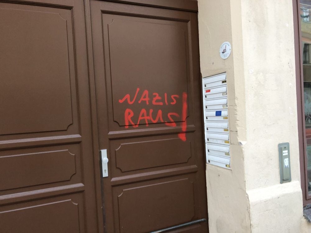 Graffiti am Haus des AfD-Politikers Volker Scheurell