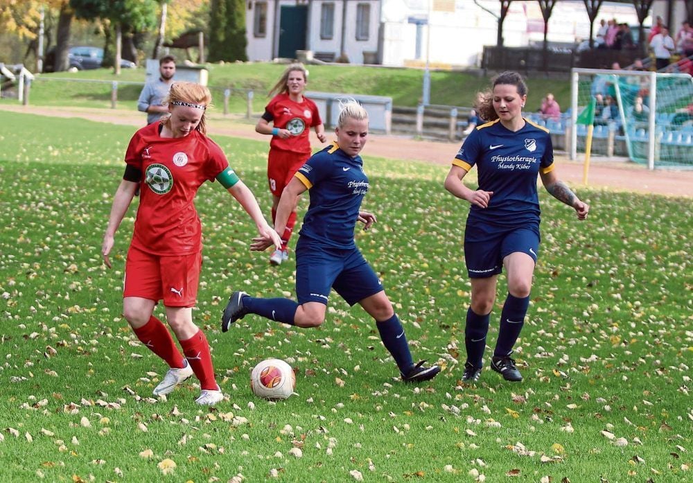 Die Elf vom HFC (rote Trikots) zählt in der Landesliga zu den Kontrahenten von Germania Hergisdorf.