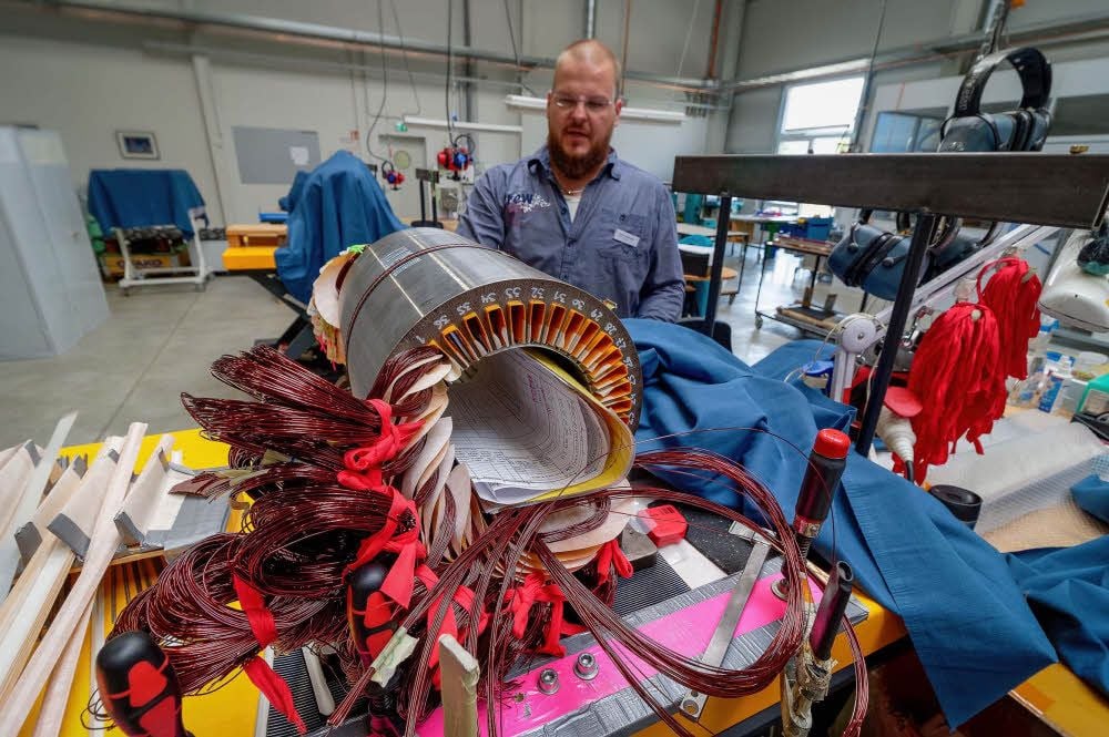 Werkstattmeister Florian Moshake prüft einen sogenannten Stator. Fünf Tage benötigen zwei Mitarbeiter, um die vielen Kupferdrähte durch dieses Bauteil für einen neuen Elektromotor zu legen. Weitere vier bis fünf Tage dauert es, die Drähte zu verlöten.