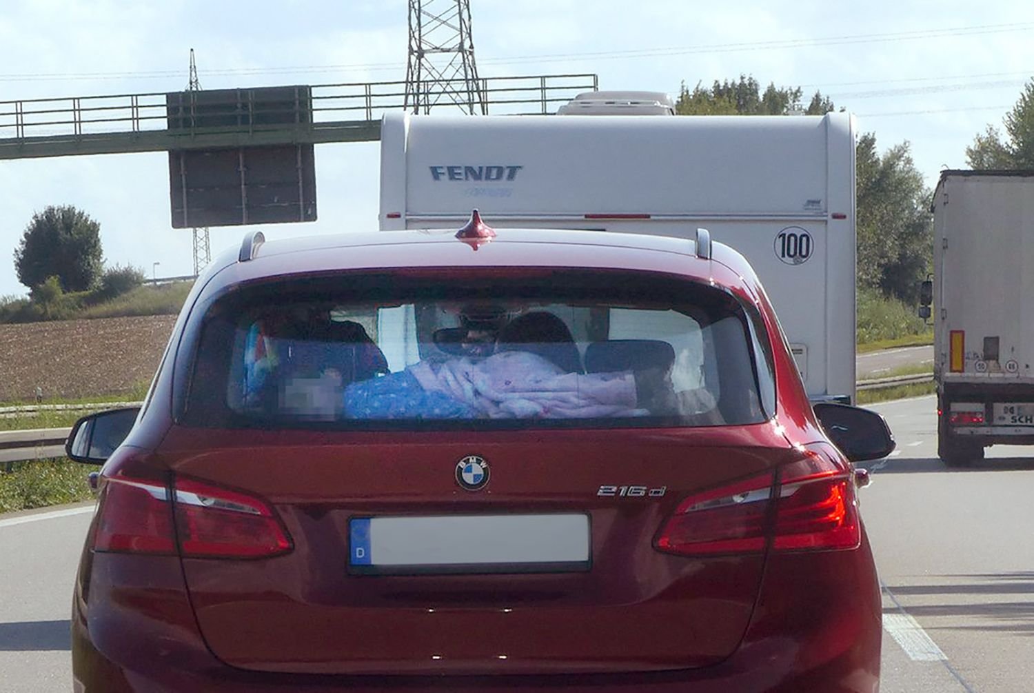 Völlig ungesichert liegt das Kind auf der Hutablage des BMWs.
