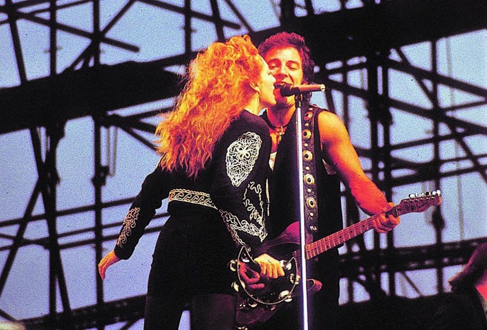 Bruce Springsteen mit seiner späteren Ehefrau Patti Scialfa im Sommer 1988 in Ostberlin.