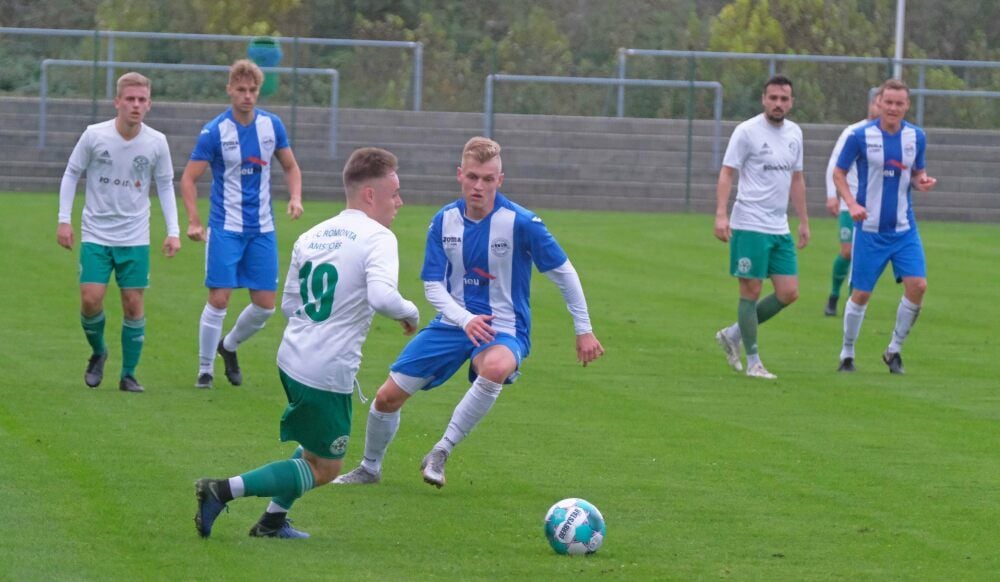 Bitterfeld-Wolfen (in Blau) feiert einen Heimsieg gegen Amsdorf.