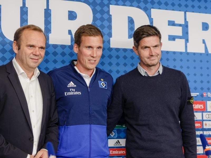Bernd Hoffmann (l-r), Vorstandsvorsitzender, Hannes Wolf, Trainer und Ralf Becker, HSV Sportchef. Foto: Markus Scholz