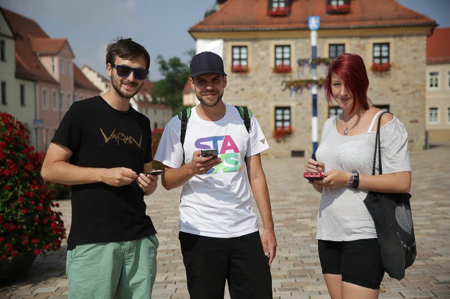 Matthias Koschel (links), Martin Walter und Alexandra Jüttner begeben sich auf eine Geocaching-Tour durch Bad Lauchstädt.