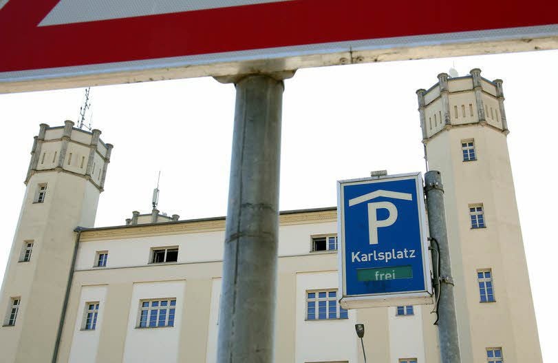 Der langjährige Übeltäter auf dem Rheineplatz: die Anzeigentafel für die um die Ecke liegende Tiefgarage.