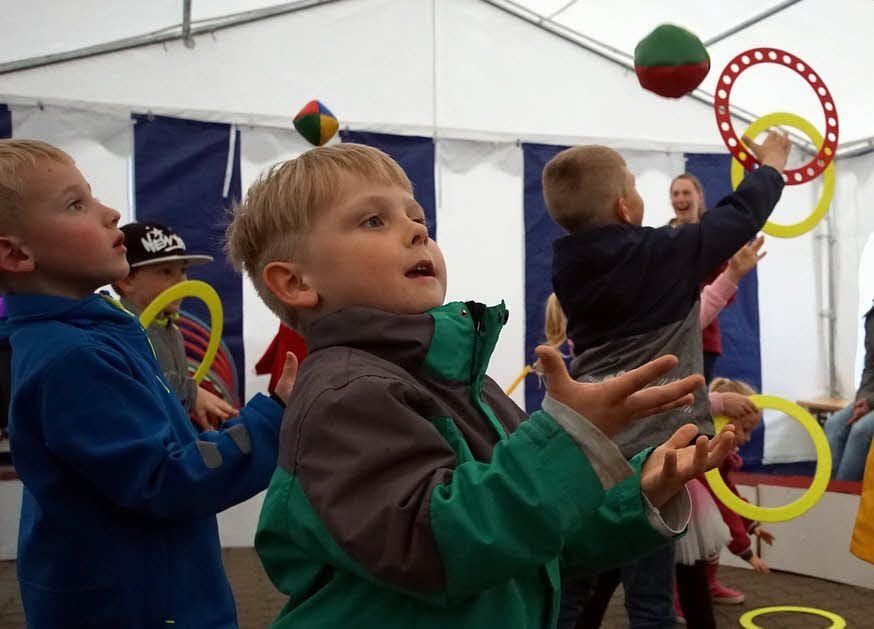 Schon die Kleinen können jonglieren.