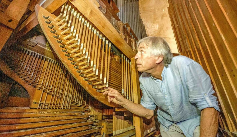 Orgelbauer Rainer Wolter verschafft sich einen Überblick über den Zustand der Orgel in Straach.
