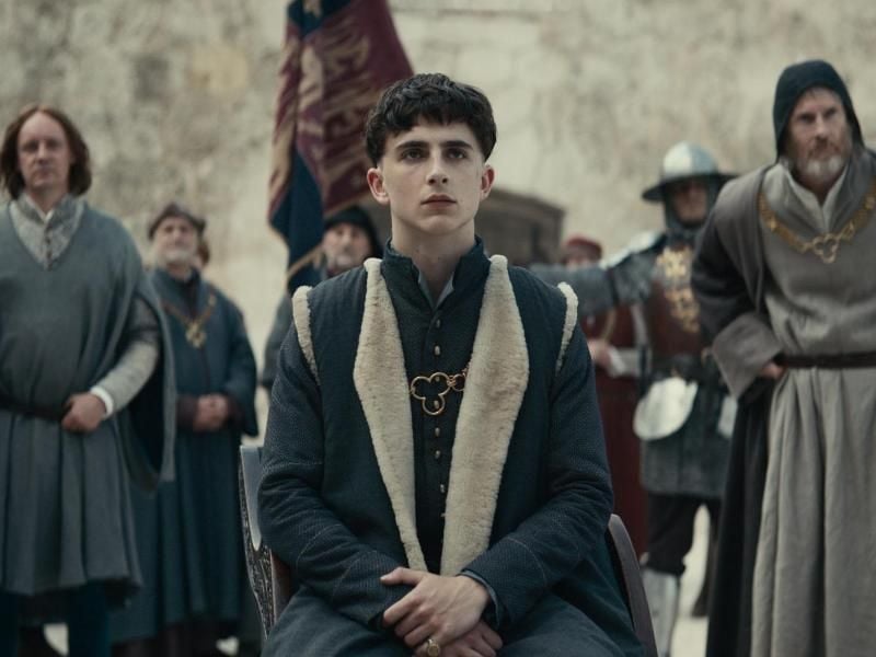 Timothee Chalamet (M) spielt den jungen Henry V., der sich in seiner neuen Rolle zurechtfinden muss. Foto: Netflix/Biennale di Venezia